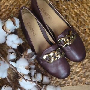 Bueno Women's Brown Loafers with Gold Chain